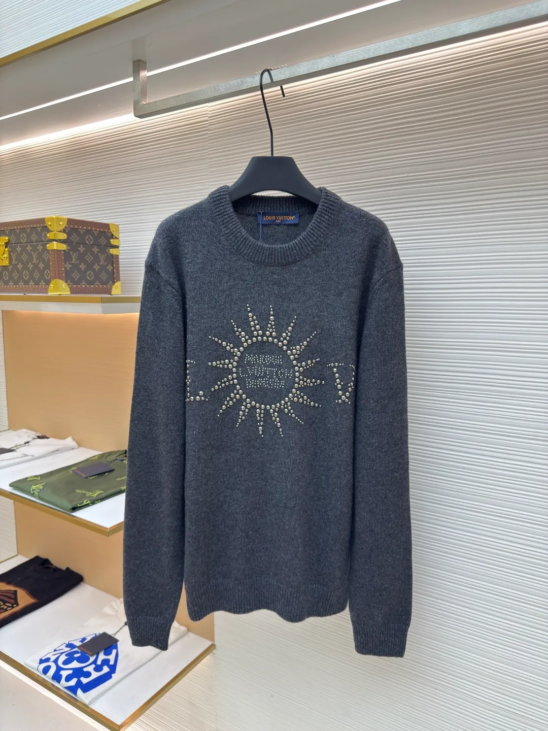 LOUIS VUITTON Sun-permed woolen sweater ●Authentic product: Purchased and developed at 16600 ●Item No.: 1680608-B70 ●Fabric: wool fabric ●Technology: Perm-perm production ●Version: Fitted version ●Weight: about 645 grams ●Size: XS-S-M-L ●Description: Zhenpin goat hair is woven, and the woolen wool fabric has very good thermal insulation properties. Due to the natural warmth of the wool fiber, the woolen wool fabric can stay warm in the cold winter; in addition, the woolen wool fabric has good breathability, even in a humid environment. You won’t feel stuffy. Secondly, woolen wool fabrics are also very soft and comfortable. Due to the natural softness of wool fibers, woolen wool fabrics are very soft to the touch and very comfortable to wear. Also, the texture of woolen wool fabrics is also very soft and will not irritate the skin. This ironing drill is extremely heavy-duty. There are 6 groups of beads of different sizes on it, so it is particularly easy to move. The overall workmanship is very complex. Heat-capacitive glue is added to the embroidery. It needs to be hot-glued to ensure quality. The checkerboard pattern needs to be positioned so it is fast. Each process of the whole dress is slow and time-consuming. The overall wiring is straight and delicate, the fabric is comfortable and soft, and the color is consistent without color difference. It can be matched with the same style to create a fashionable look and control various occasions. Customized accessories, complete three standards, the same style for men and women!